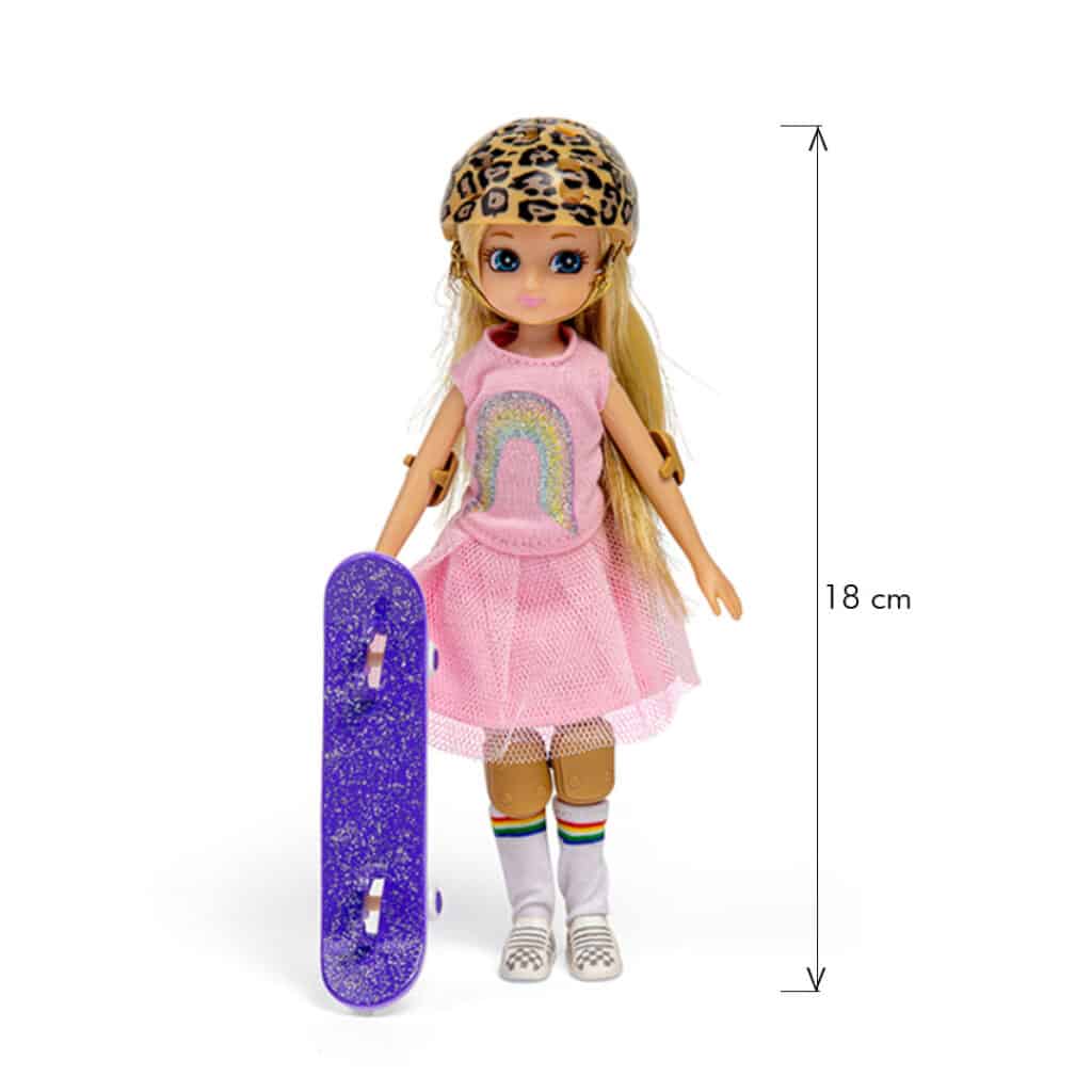 Lottie-Puppe-Skate-Park-Girl-mit-Skateboard-und-Helm-01