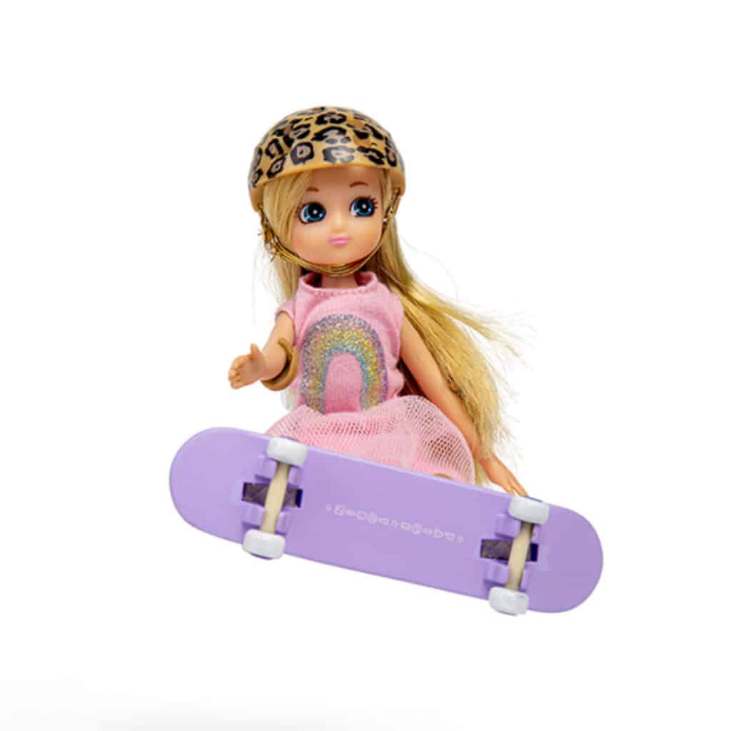 Lottie-Puppe-Skate-Park-Girl-mit-Skateboard-und-Helm-02