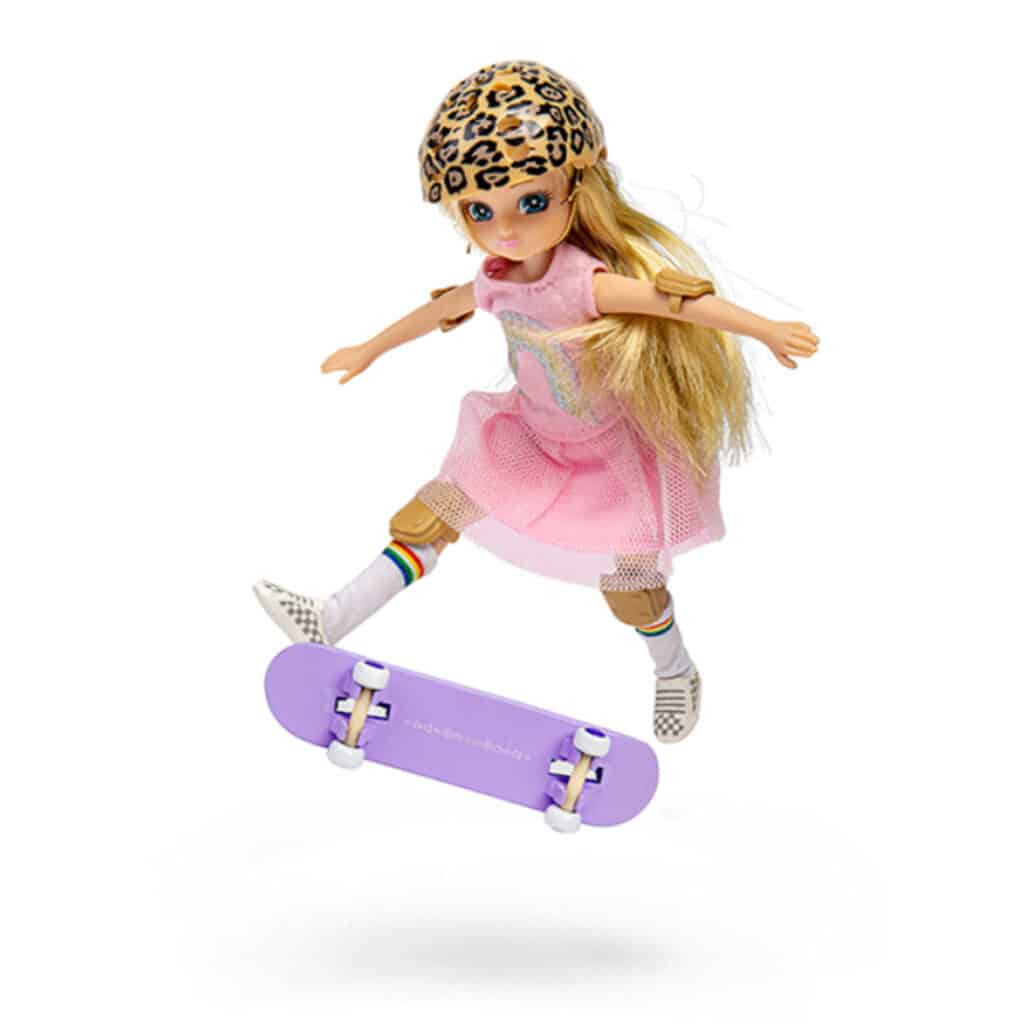 Lottie-Puppe-Skate-Park-Girl-mit-Skateboard-und-Helm-03