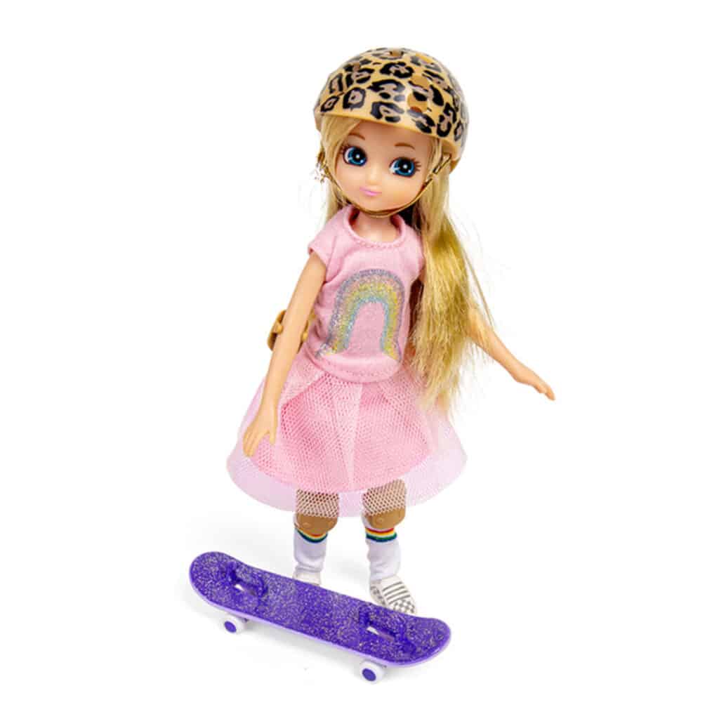 Lottie-Puppe-Skate-Park-Girl-mit-Skateboard-und-Helm-04