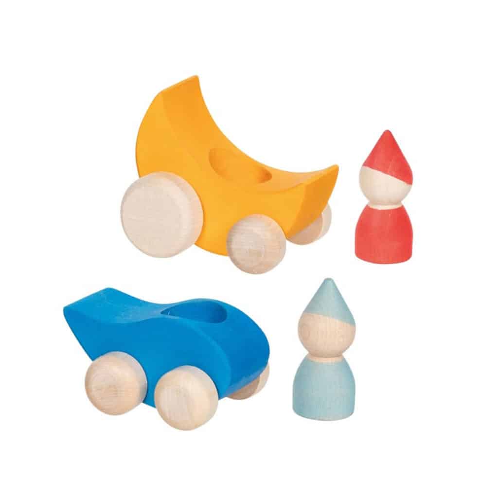 GOKI-Baby-Greiffahrzeug-Troepfchen-und-Mondfahrt-aus-Holz-mit-Figur-01